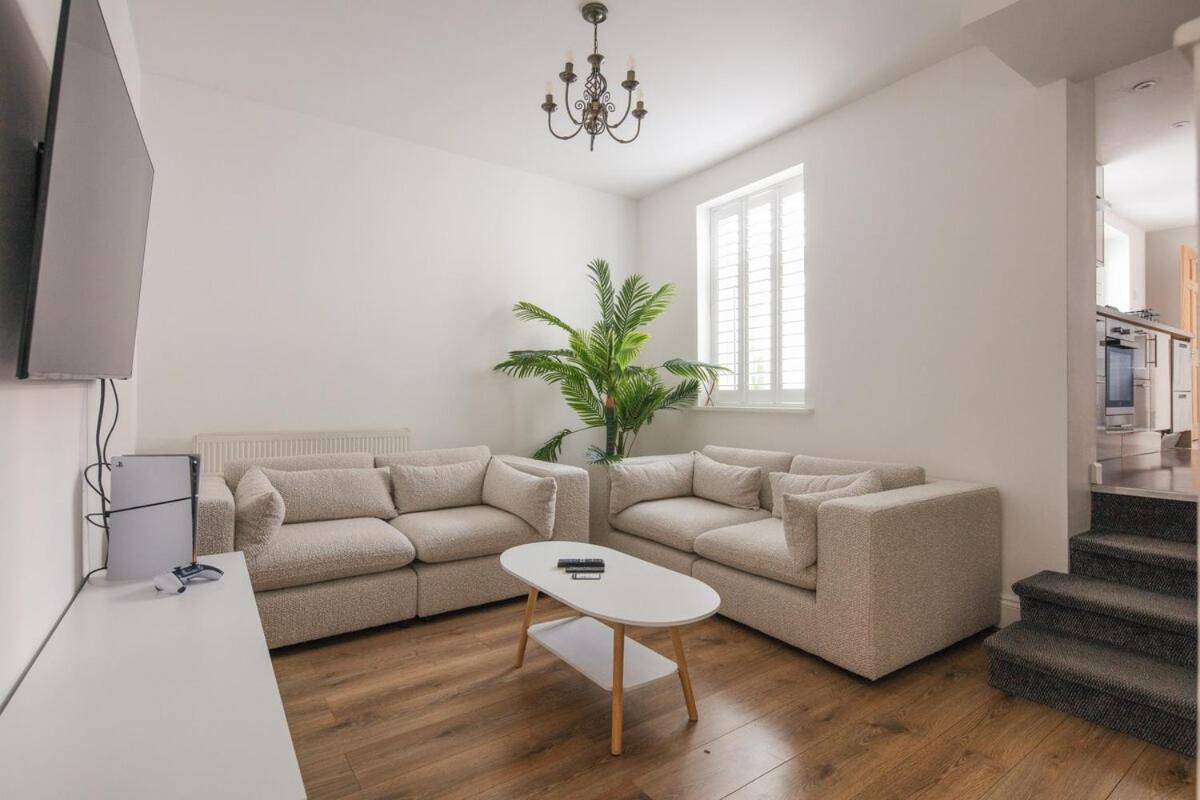 Spacious 3 Bedroom Home With Ps5 And Pool Table Near O2 Arena Canary Wharf And Elizabeth Line To Central London Eksteriør bilde