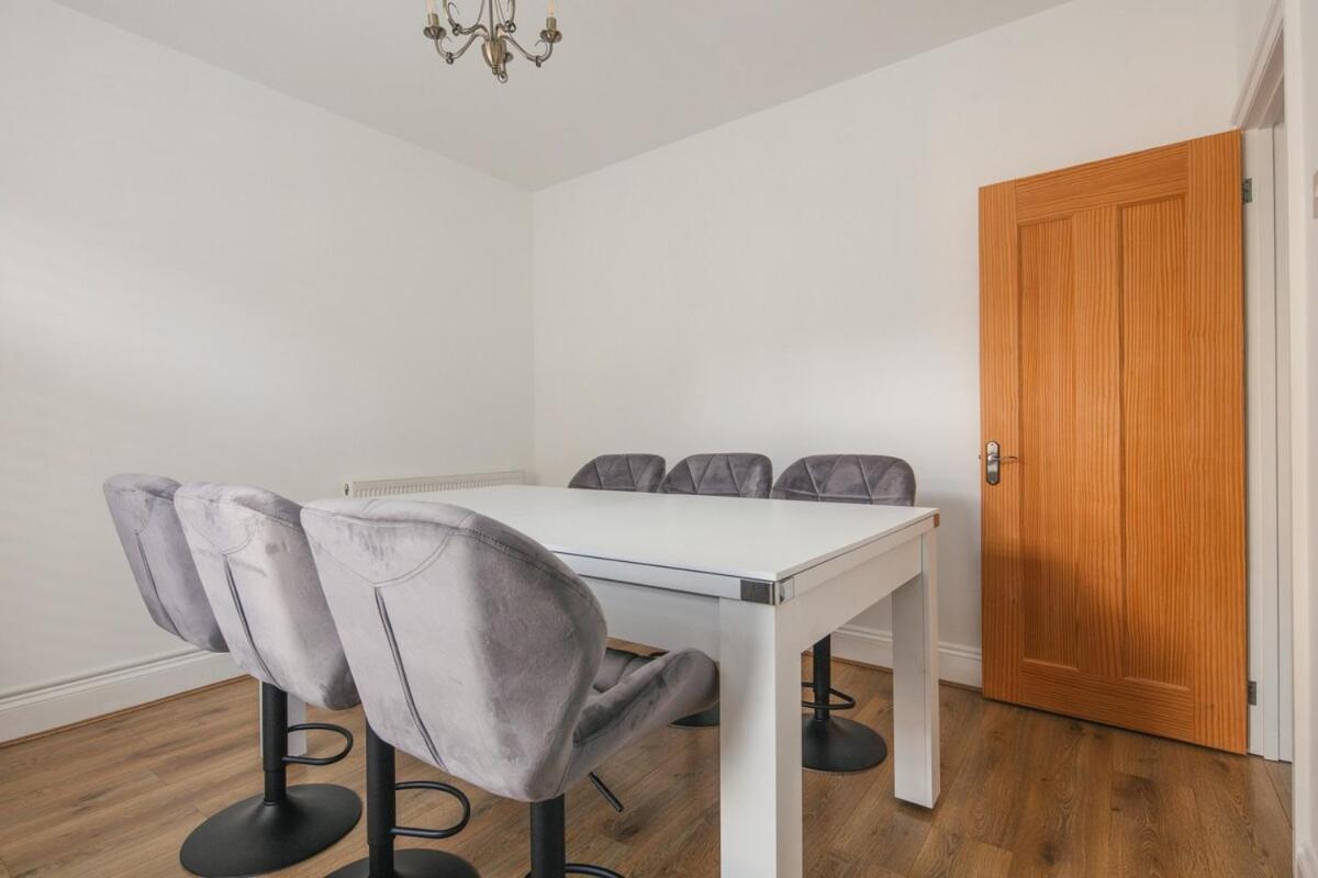 Spacious 3 Bedroom Home With Ps5 And Pool Table Near O2 Arena Canary Wharf And Elizabeth Line To Central London Eksteriør bilde