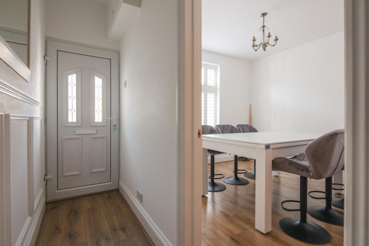 Spacious 3 Bedroom Home With Ps5 And Pool Table Near O2 Arena Canary Wharf And Elizabeth Line To Central London Eksteriør bilde