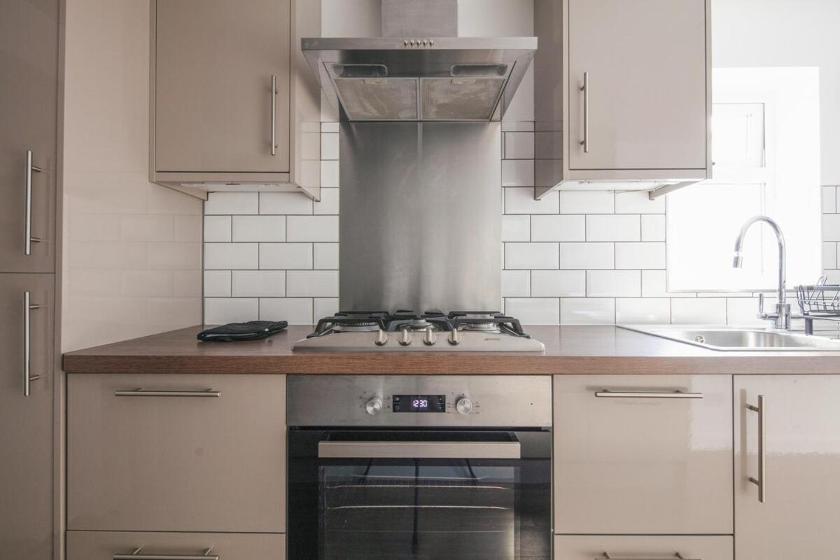 Spacious 3 Bedroom Home With Ps5 And Pool Table Near O2 Arena Canary Wharf And Elizabeth Line To Central London Eksteriør bilde