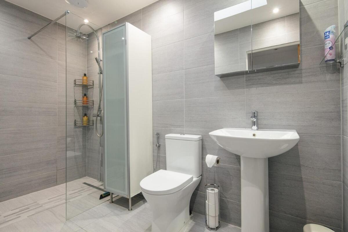 Spacious 3 Bedroom Home With Ps5 And Pool Table Near O2 Arena Canary Wharf And Elizabeth Line To Central London Eksteriør bilde