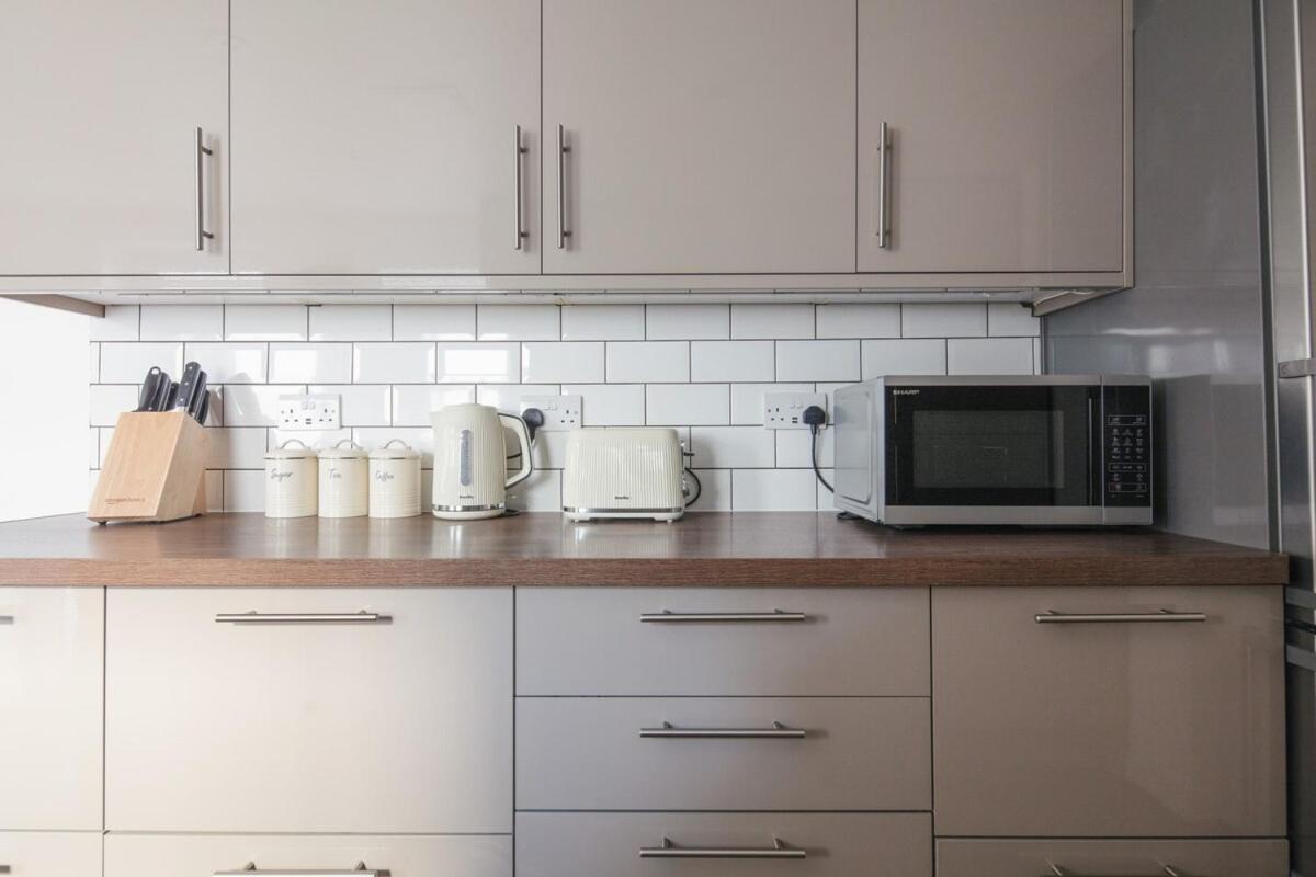 Spacious 3 Bedroom Home With Ps5 And Pool Table Near O2 Arena Canary Wharf And Elizabeth Line To Central London Eksteriør bilde