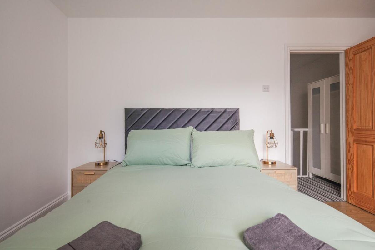 Spacious 3 Bedroom Home With Ps5 And Pool Table Near O2 Arena Canary Wharf And Elizabeth Line To Central London Eksteriør bilde
